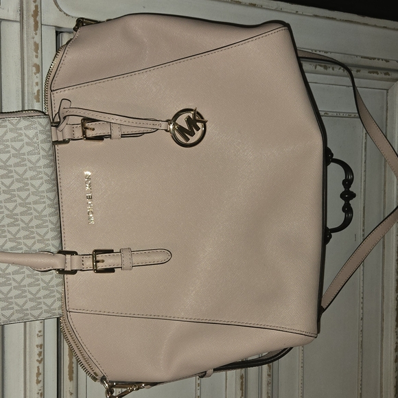 Michael Kors Cream Shoulder Bag - Picture 1 of 3